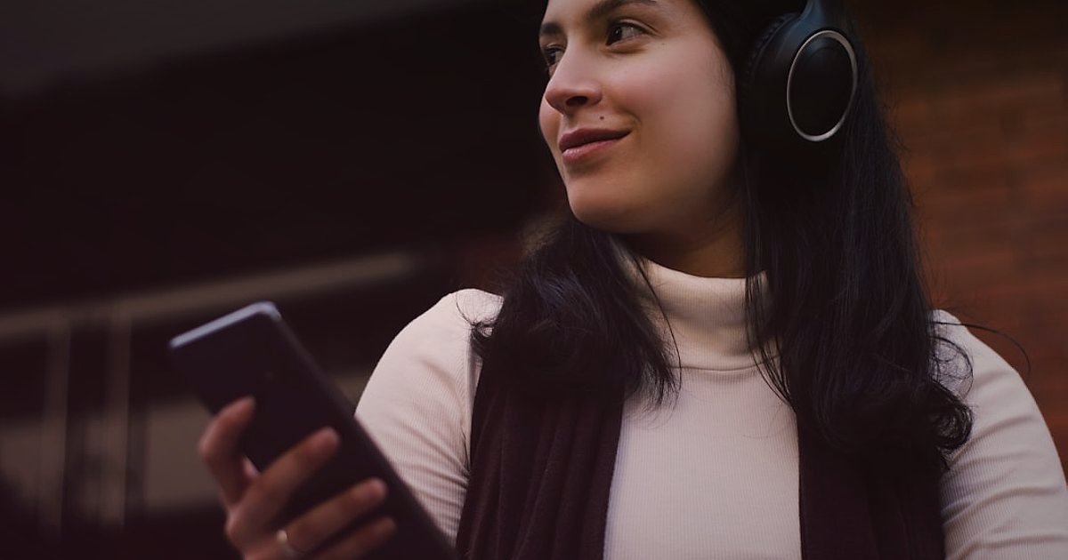 Dropshipping Hataları 2026: Başarısızlığa Yer Yok! Kapsamlı Rehber - customer service representative smiling and talking on headset