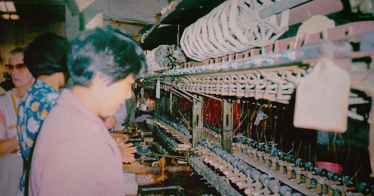 Dropshipping Hataları 2026: Başarısızlığa Yer Yok! (Kılavuz) - close-up hands selecting product samples warehouse