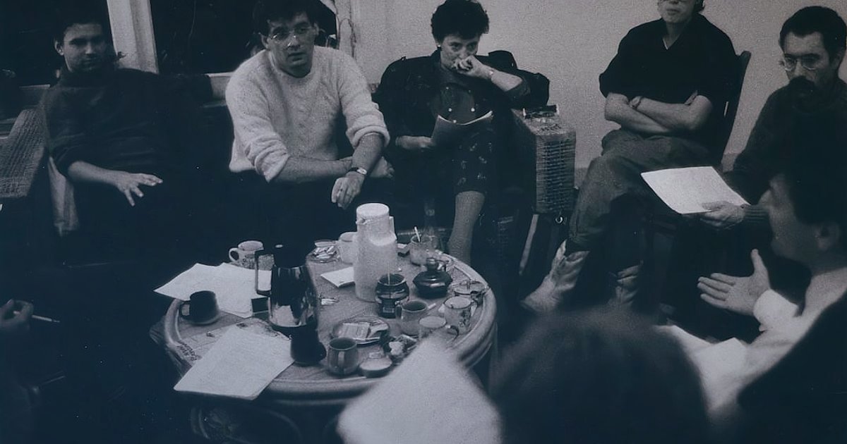 Dropshipping Hataları 2026: Başarısızlığa Yer Yok! (Kılavuz) - diverse group of people discussing product samples office