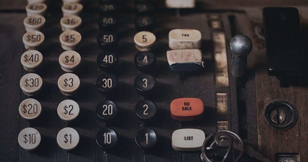 Dropshipping Hataları 2026: Başarısızlığa Yer Yok! (Kılavuz) - calculator and coins on a table with charts