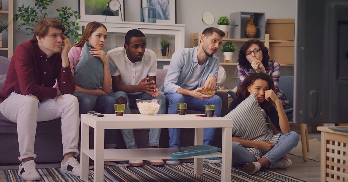 Dropshipping Hataları 2026: Başarısızlığa Yer Yok! (Kılavuz) - diverse group of people looking at digital marketing charts on screens