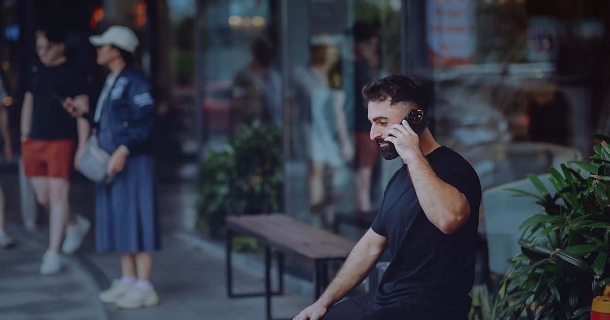 Dropshipping Hataları 2026: Başarısızlığa Yer Yok! (Kılavuz) - person calmly talking on phone headset customer support