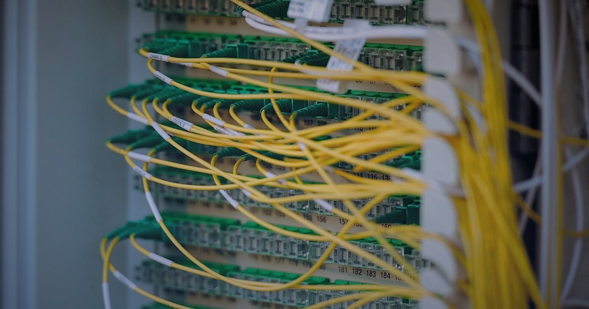 Dropshipping Hataları 2026: Başarısızlığa Yer Yok! (Kılavuz) - server racks in a data center with blinking lights