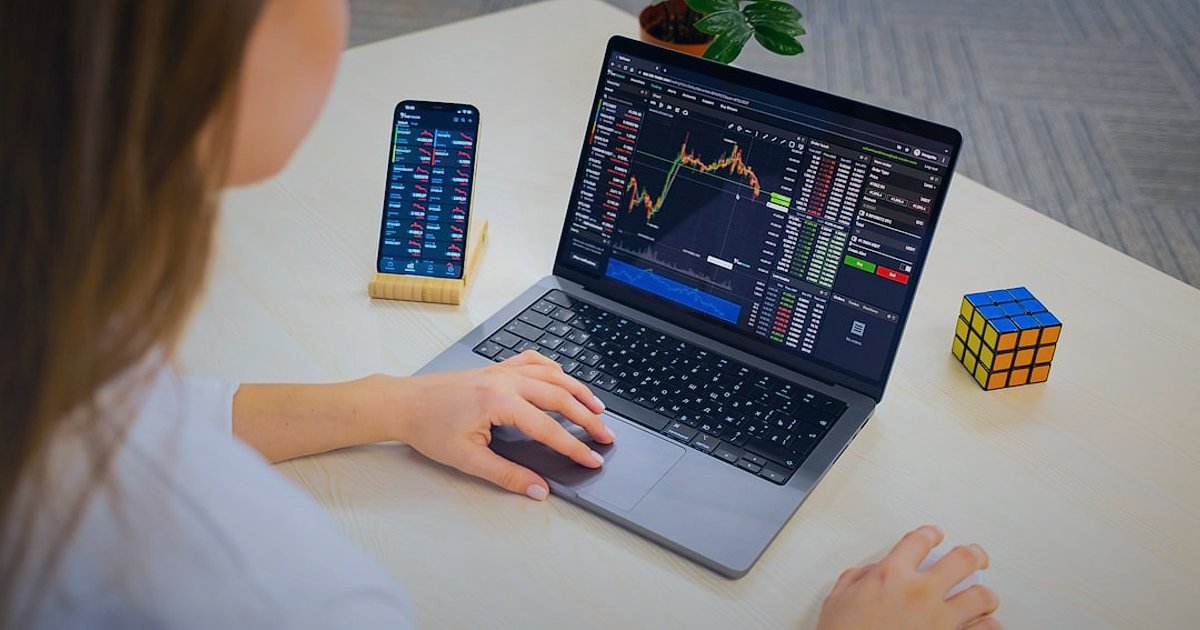 Dropshipping Hataları 2026: Kârınızı Kaybetmeden Kaçının! - woman analyzing market research data colorful charts laptop
