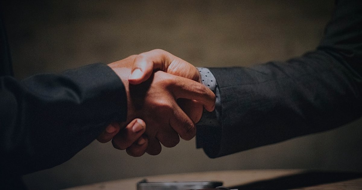 Dropshipping Hataları 2026: Kârınızı Kaybetmeden Kaçının! - diverse hands shaking over contract warehouse background