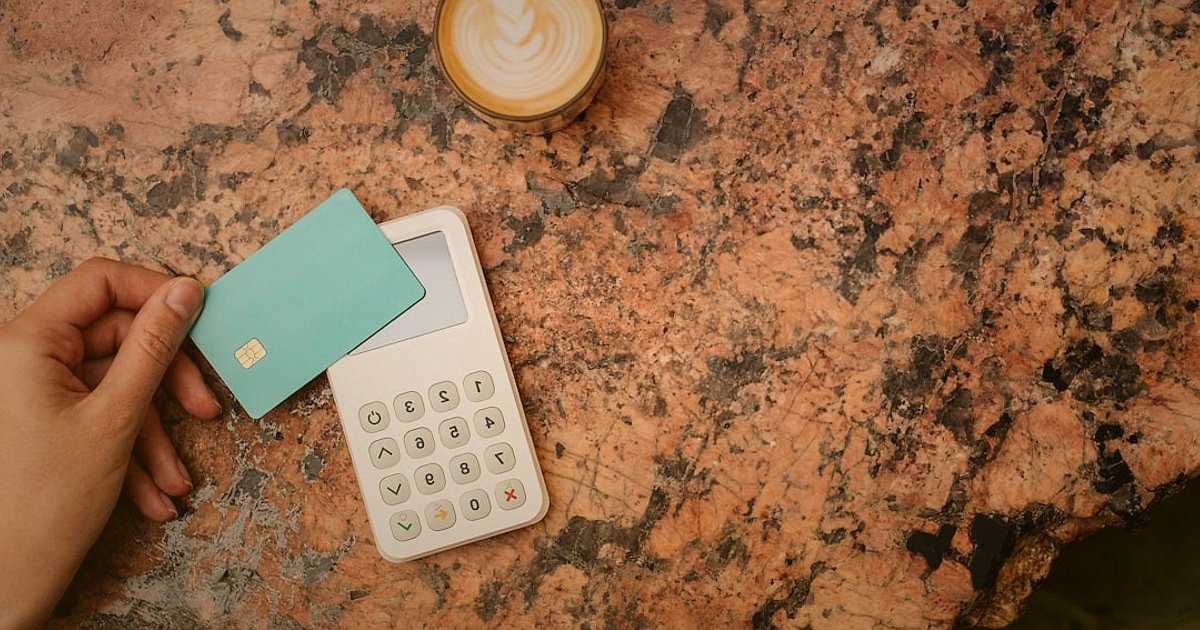 Dropshipping Hataları 2026: Kârınızı Kaybetmeden Kaçının! - person calculating on calculator surrounded by coins