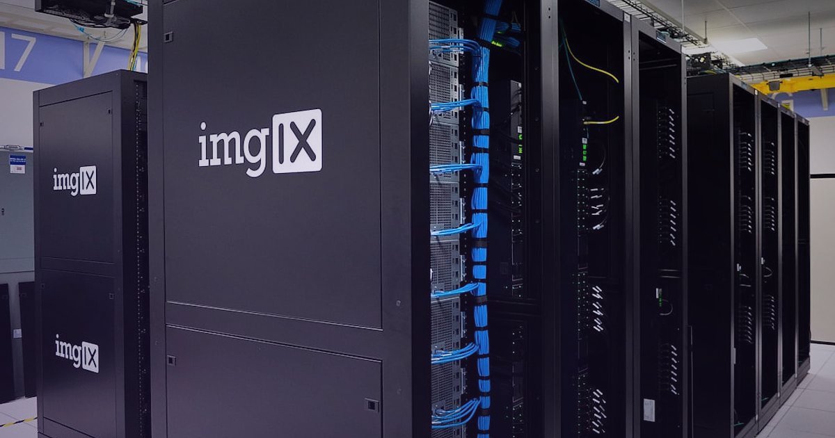 Dropshipping Hataları 2026: Kârınızı Kaybetmeden Kaçının! - server rack blinking lights data center