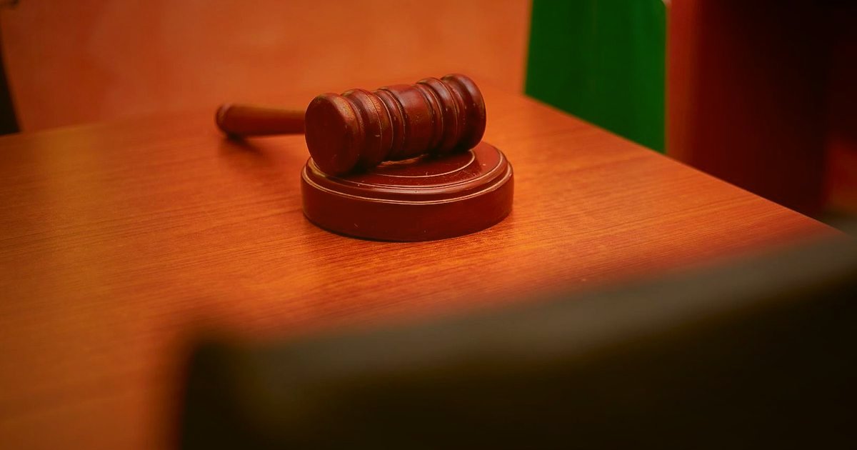Dropshipping Hataları 2026: Kârınızı Kaybetmeden Kaçının! - gavel on legal books courthouse interior