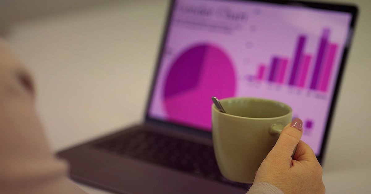 Dropshipping Hataları 2026: Yapma! Kârını Koruyan 10 Kritik Nokta - woman analyzing product trend graphs online