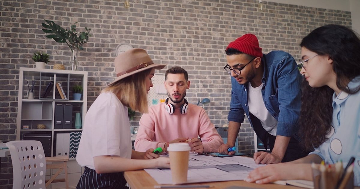Dropshipping Hataları 2026: Yapma! Kârını Koruyan 10 Kritik Nokta - diverse group of people discussing supplier contracts at table