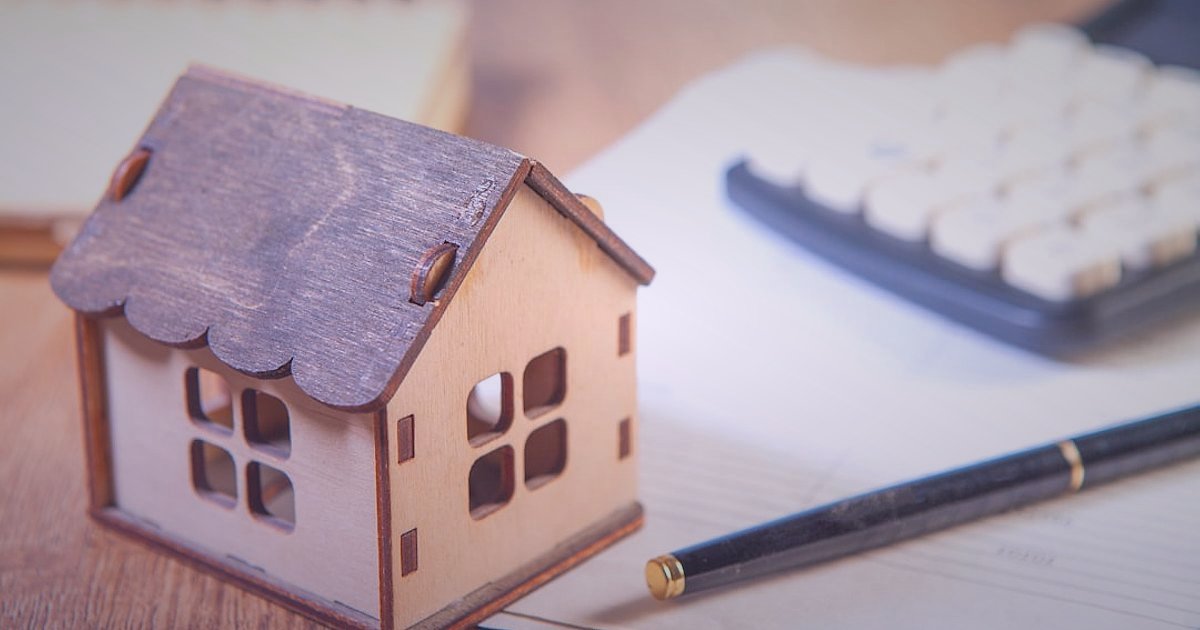 Dropshipping Hataları 2026: Yapma! Kârını Koruyan 10 Kritik Nokta - calculator and price tags on wooden desk