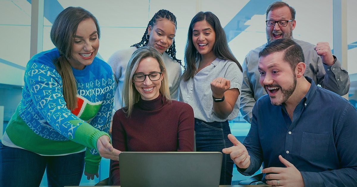 Dropshipping Hataları 2026: Yapma! Kârını Koruyan 10 Kritik Nokta - diverse group of people looking at social media analytics