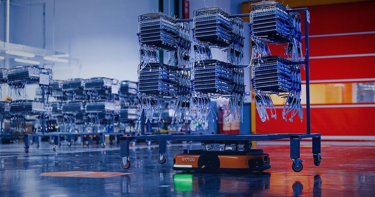 Dropshipping Hataları 2026: Yapma! Kârını Koruyan 10 Kritik Nokta - modern warehouse with automated robotic arms