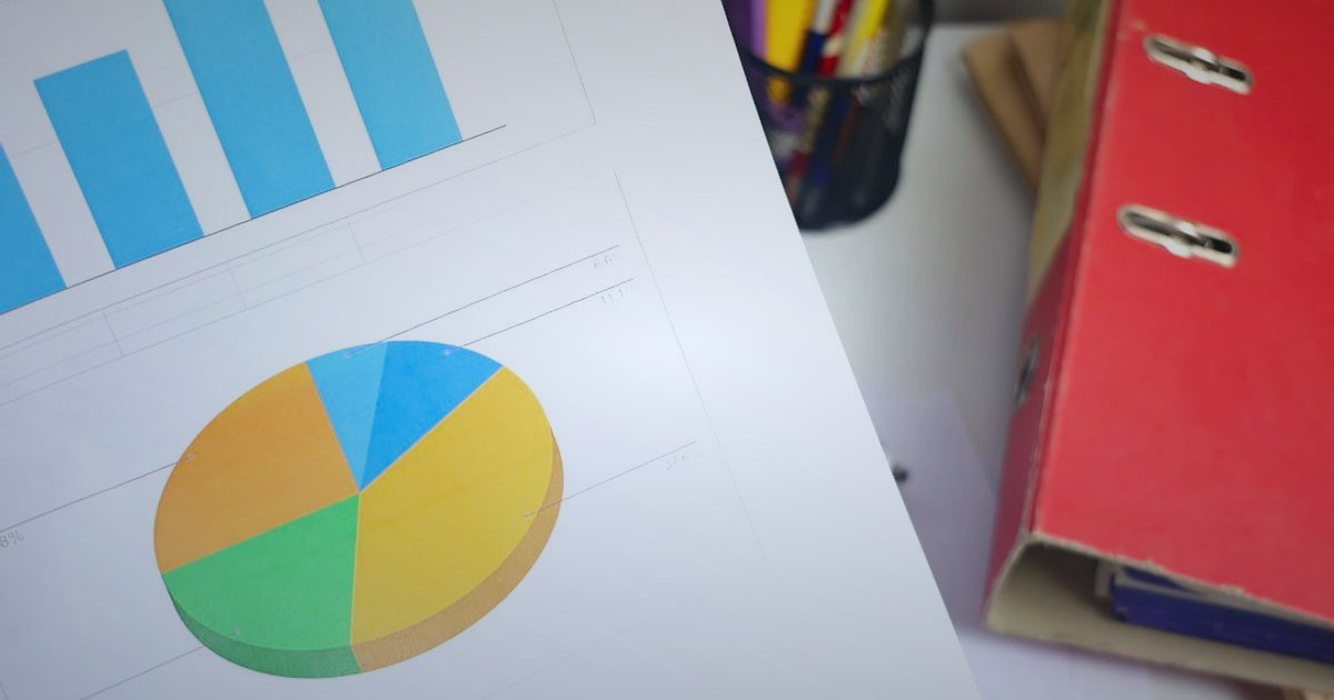 Dropshipping Hataları 2026: Yapma! Kârını Koruyan 10 Kritik Nokta - legal documents and financial charts on desk