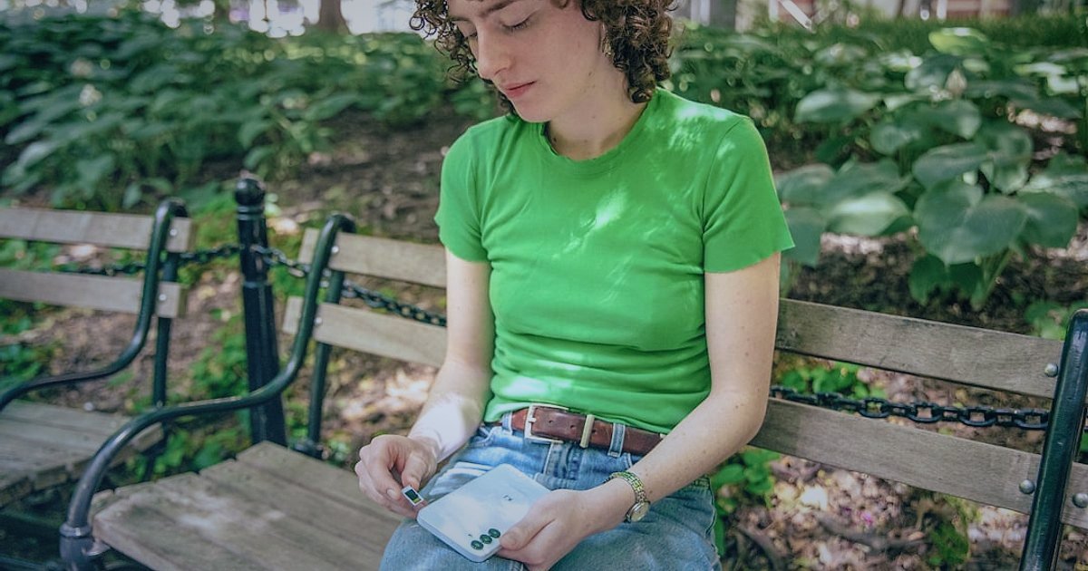 Dropshipping Hataları 2026: Yapma! Kârını Koruyan 10 Kritik Nokta - person looking frustrated at empty wallet