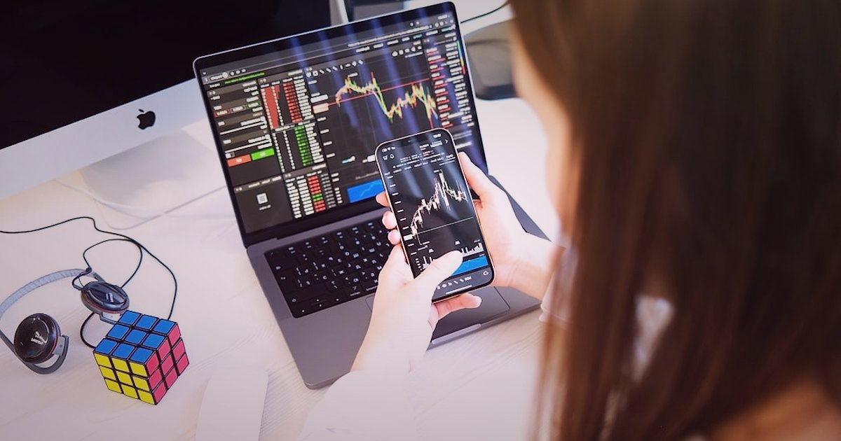 Dropshipping Hataları 2026: Yapmayın, Kazanmaya Başlayın! - young woman analyzing product trends market data charts