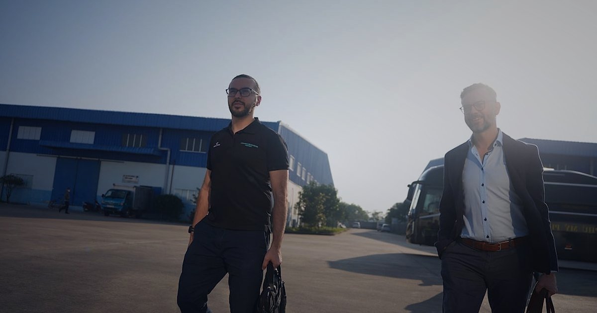 Dropshipping Hataları 2026: Yapmayın, Kazanmaya Başlayın! - diverse group of suppliers discussing logistics warehouse