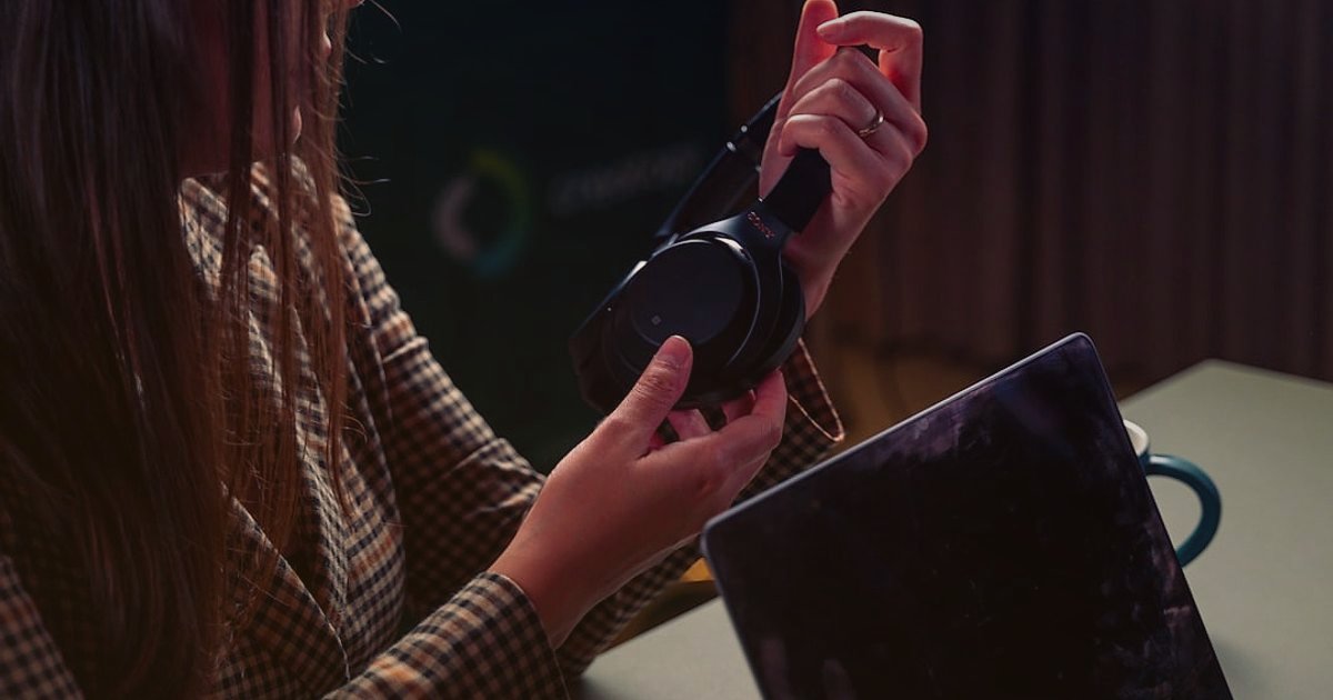 Dropshipping Hataları 2026: Yapmayın, Kazanmaya Başlayın! - calm customer service representative answering phone headset