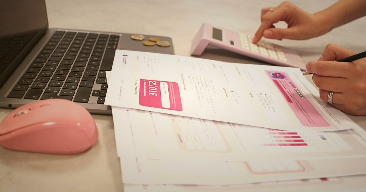 Dropshipping Hataları 2026: Yapmayın, Kazanmaya Başlayın! - close up person hands using calculator financial documents
