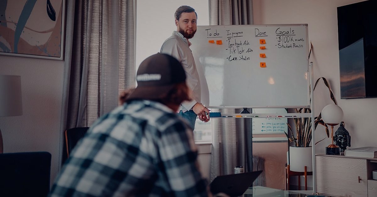 Dropshipping Hataları 2026: Yapmayın, Kazanmaya Başlayın! - creative marketing team brainstorming ideas whiteboard