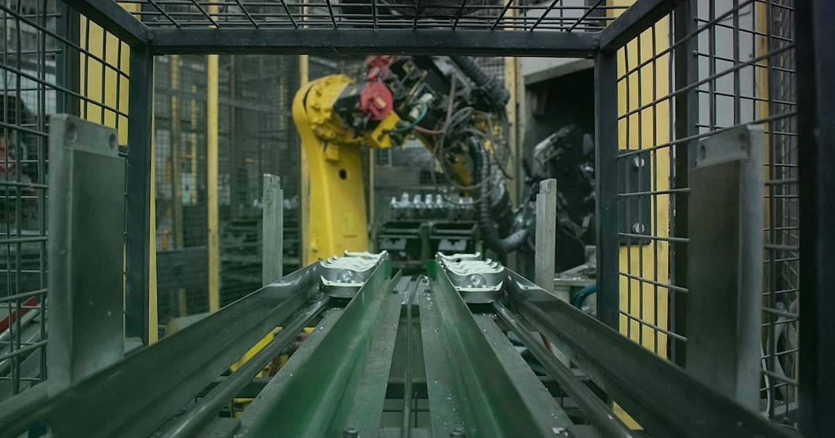 Dropshipping Hataları 2026: Yapmayın, Kazanmaya Başlayın! - automated warehouse robotic arms sorting packages