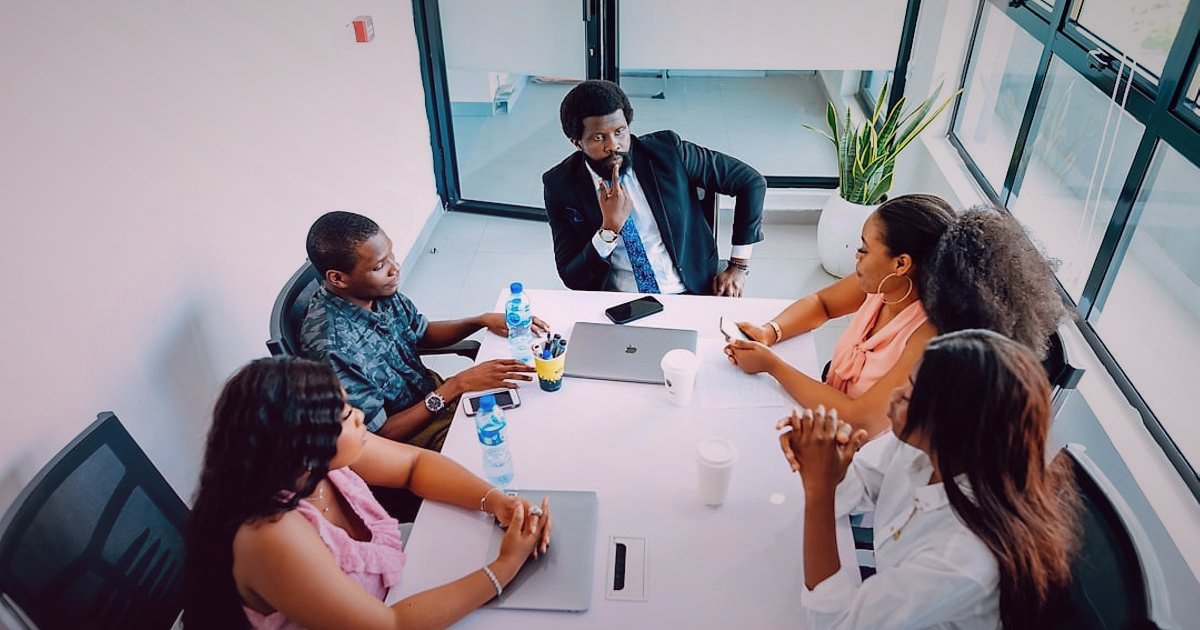 Dropshipping Hataları 2026: Yapmayın, Kazanmaya Başlayın! - diverse business people analyzing growth charts meeting room