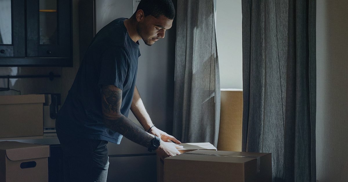 Dropshipping Hatalarından Kaçın: 2026'da Başarıya Giden Yol Haritası - frustrated man looking at empty shipping box