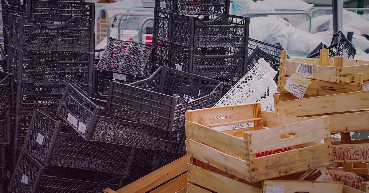 Dropshipping Hatalarından Kaçın: 2026'da Başarıya Giden Yol Haritası - pile of unsold generic merchandise warehouse floor