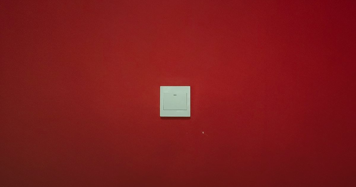 Dropshipping Hatalarından Kaçın: 2026'da Başarıya Giden Yol Haritası - single red dot on white background subtle branding