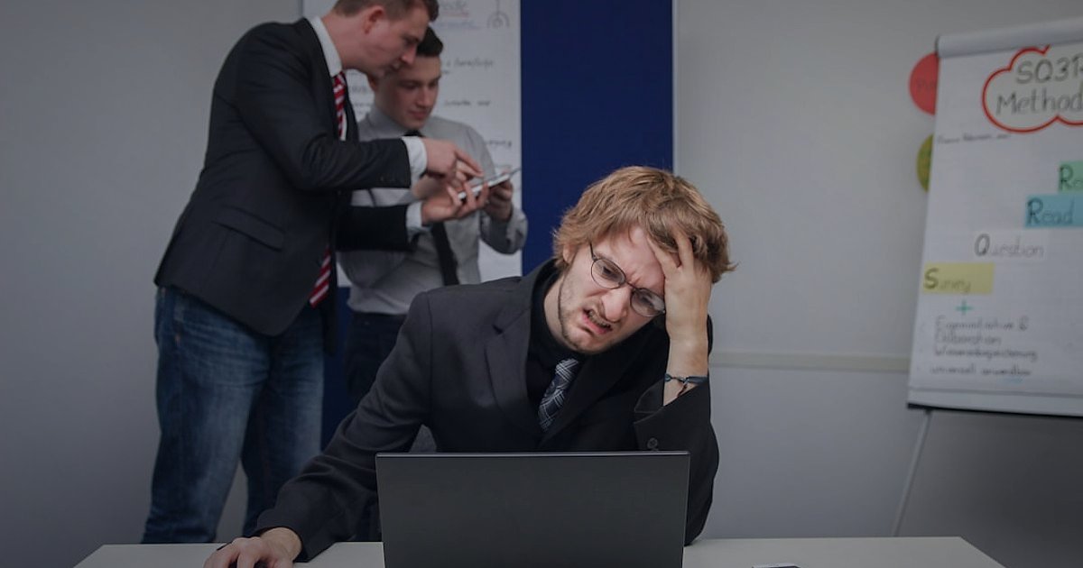 Dropshipping Hatalarından Kaçın: 2026'da Başarıya Giden Yol Haritası - frustrated customer service agent on phone headset