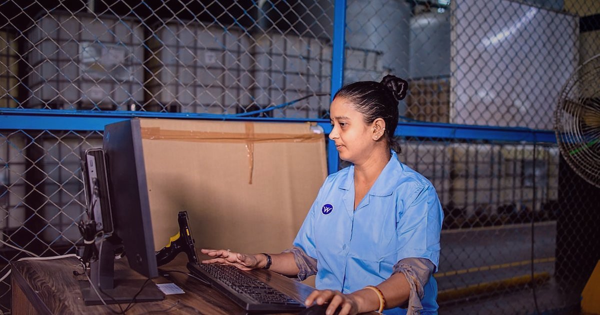 Dropshipping Hatalarından Kaçın: 2026'da Başarıya Giden Yol Haritası - confused warehouse worker looking at inventory system screen