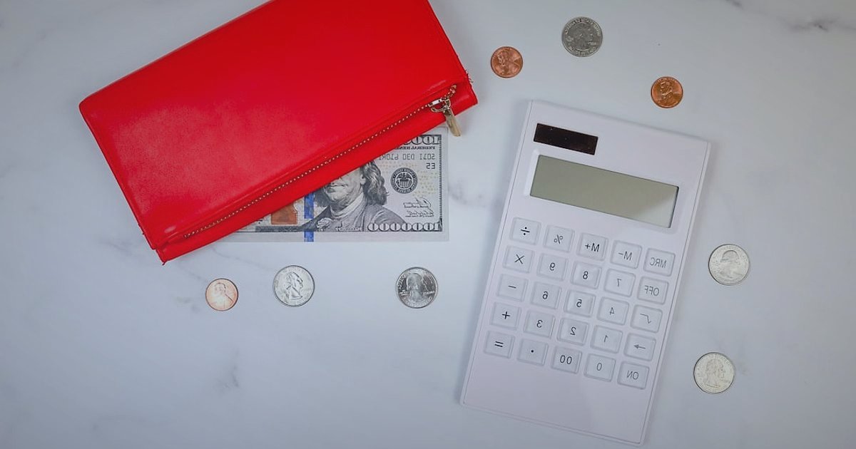 Dropshipping Hatalarından Kaçın: 2026'da Başarıya Giden Yol Haritası - calculator and scattered currency bills on desk