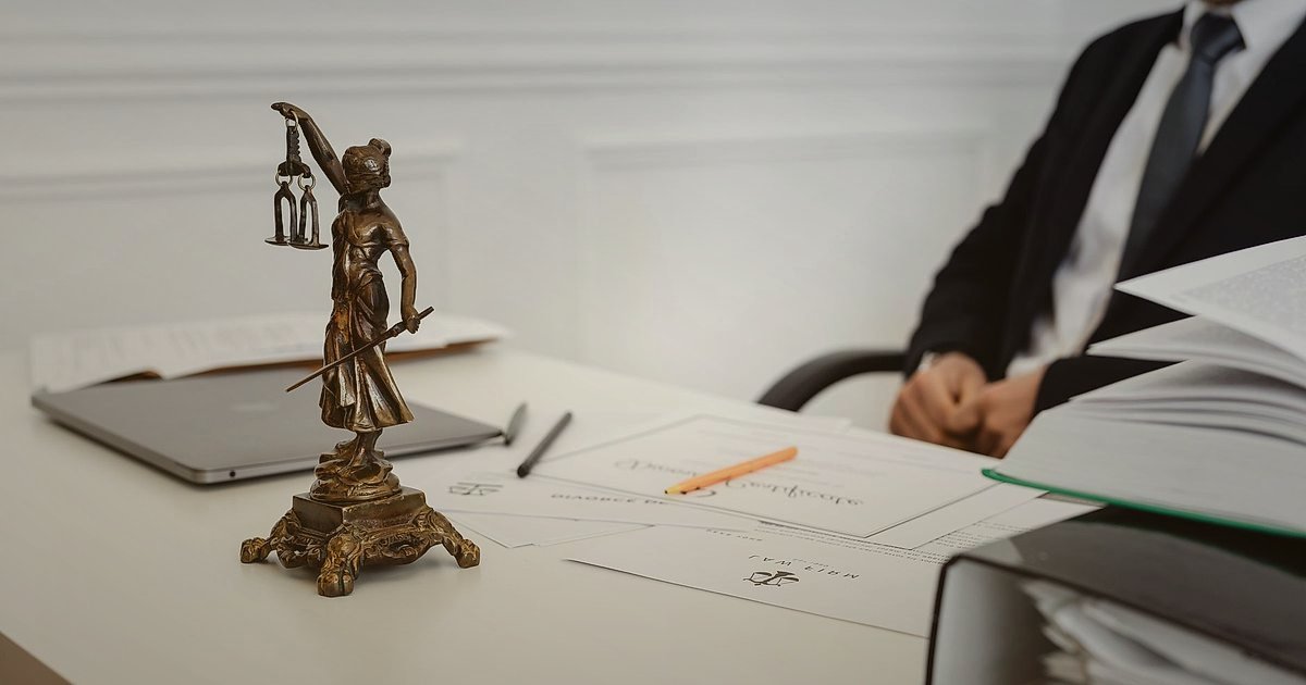 Dropshipping Hatalarından Kaçın: 2026'da Başarıya Giden Yol Haritası - gavel on legal documents desk