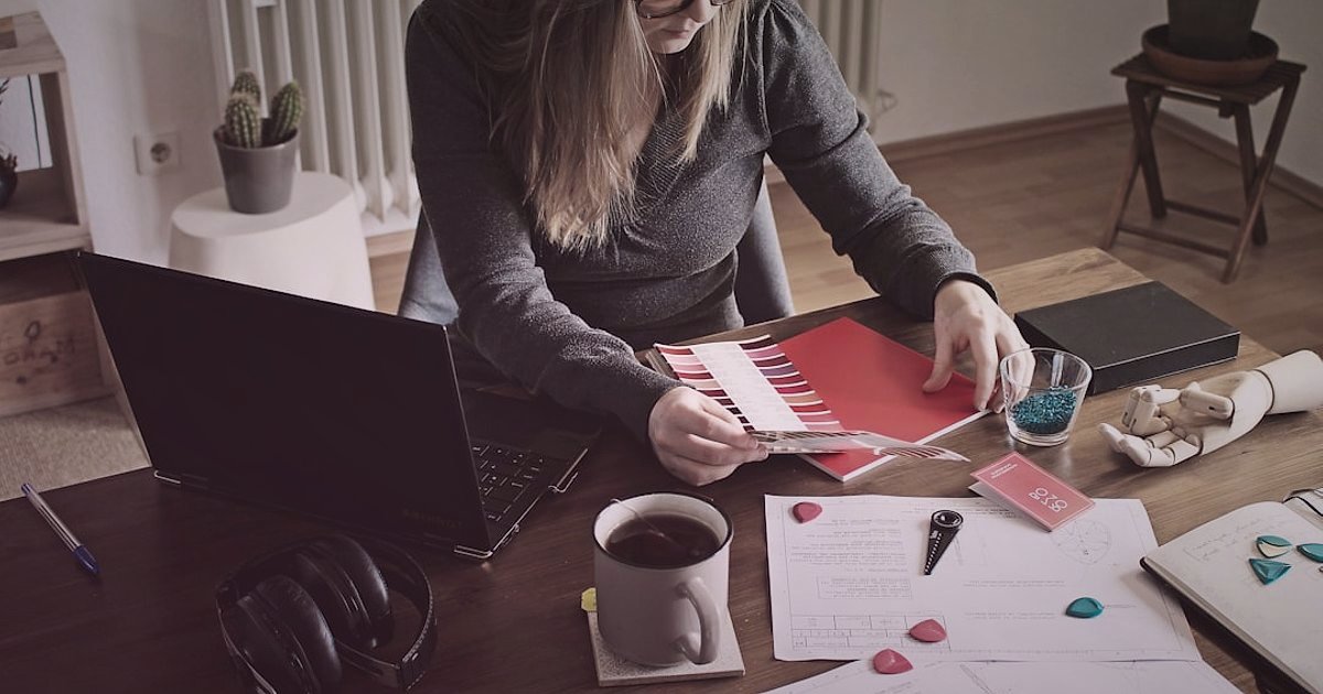 Dropshipping İade Süreçleri 2026: Müşteri Memnuniyetini Artırın! - woman reviewing terms and conditions document