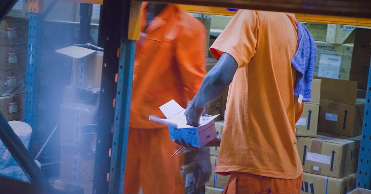 Dropshipping İade Süreçleri 2026: Müşteri Memnuniyetini Artırın! - warehouse worker inspecting returned package label