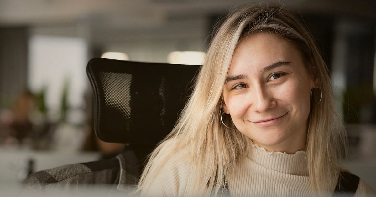Dropshipping İade Süreçleri 2026: Müşteri Memnuniyetini Artırın! - customer service agent smiling on headset video call