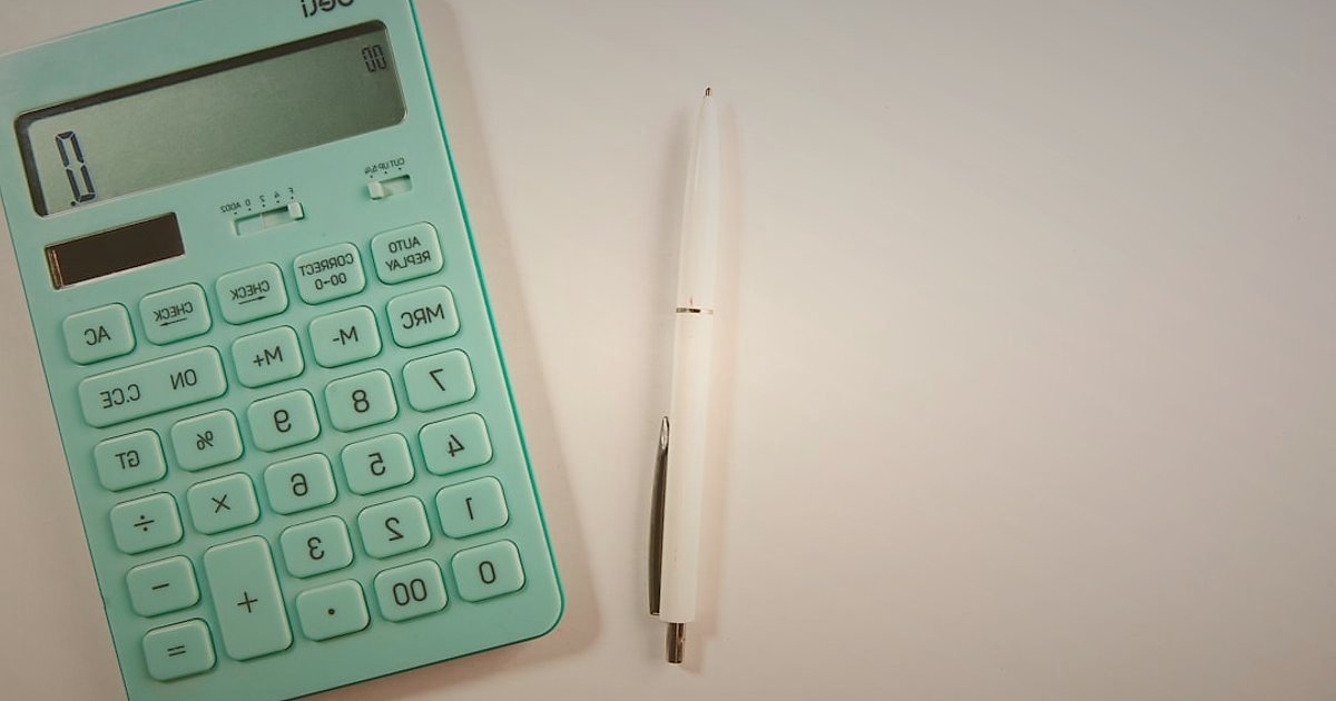 Dropshipping Karlılık Hesaplama 2026: Gizli Giderler ve Kâr Optimizasyonu - close-up of a calculator and pen on a financial report