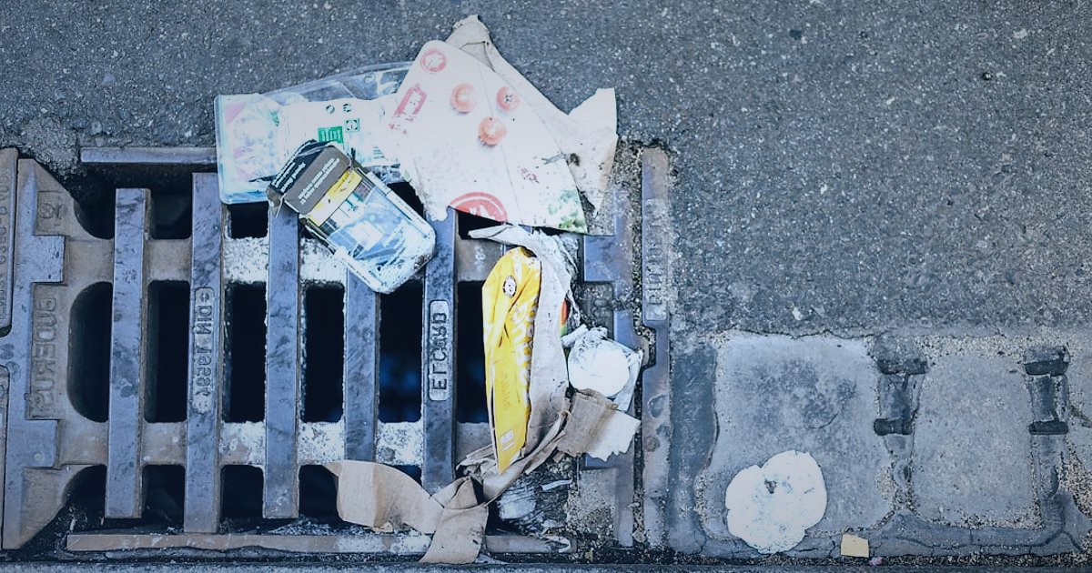Dropshipping Karlılık Hesaplama 2026: Gizli Giderler ve Kâr Optimizasyonu - overflowing trash bin with scattered invoices and receipts