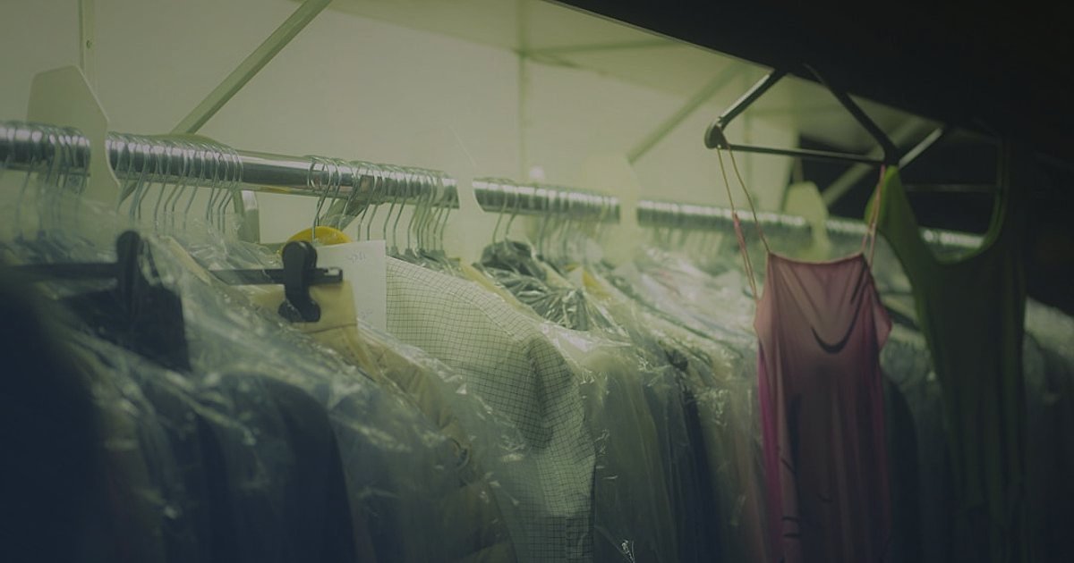 Dropshipping Karlılık Hesaplama 2026: Gizli Giderler ve Kâr Optimizasyonu - price tags hanging from a clothing rack in a boutique
