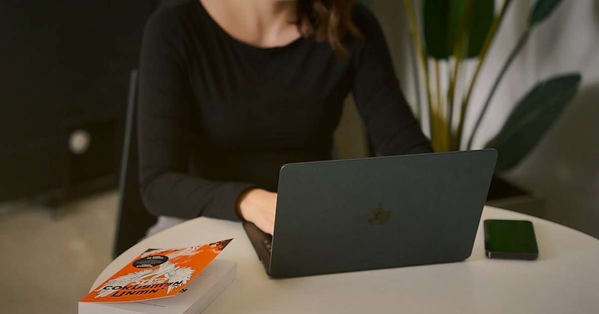 Dropshipping Karlılık Hesaplama 2026: Kârınızı Maksimize Edin! - woman examining spreadsheet financial data laptop