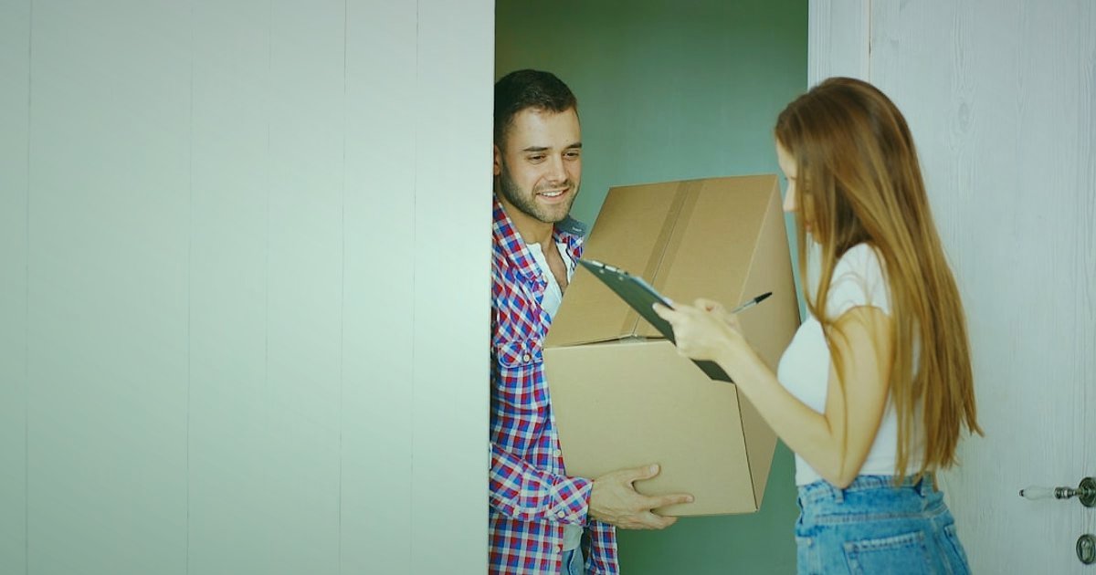 Dropshipping Karlılık Hesaplama 2026: Kârınızı Maksimize Edin! - delivery driver handing package to customer doorstep