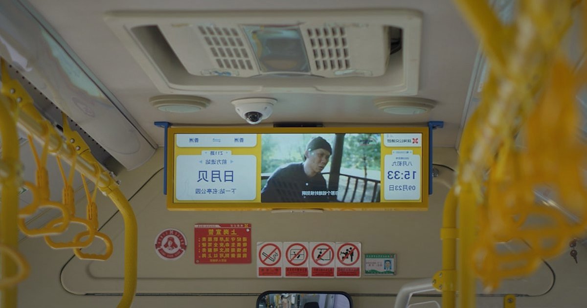 Dropshipping Karlılık Hesaplama 2026: Kârınızı Maksimize Edin! - person interacting with a digital dashboard on a large screen