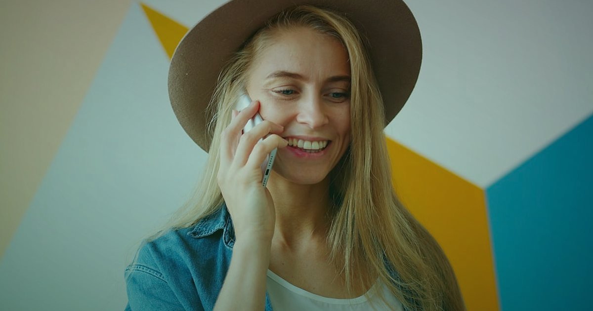 Dropshipping Karlılık Hesaplama 2026: Kârınızı Maksimize Edin! - customer service representative smiling on phone headset