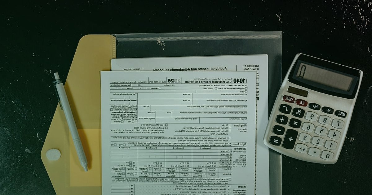 Dropshipping Karlılık Hesaplama 2026: Kârınızı Maksimize Edin! - woman calculating expenses spreadsheet desk