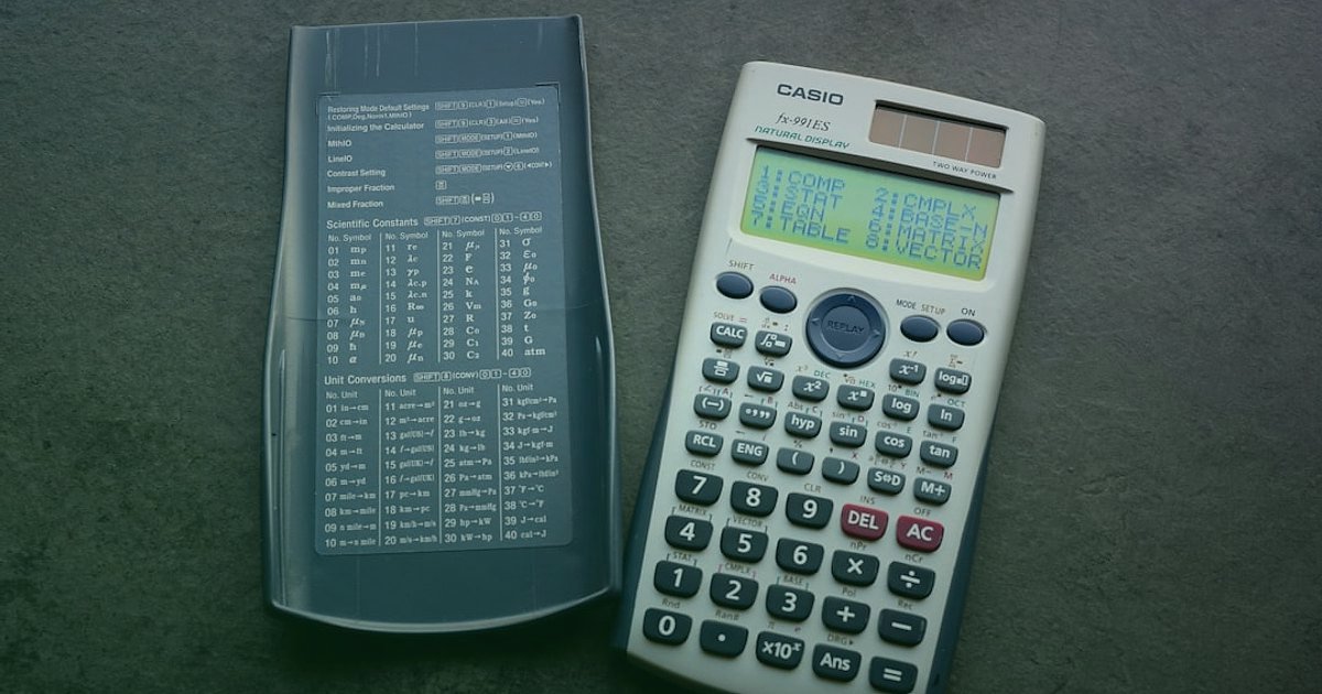 Dropshipping Karlılık Hesaplama 2026: Kârınızı Maksimize Edin! - close up calculator and financial papers