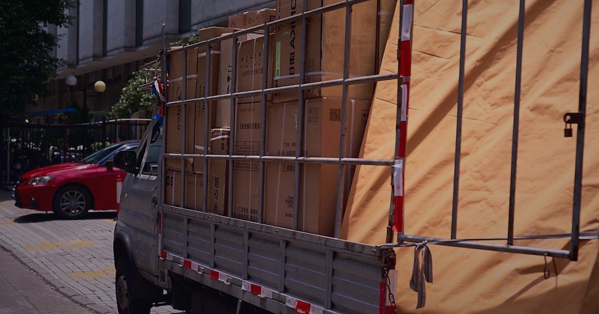 Dropshipping Karlılık Hesaplama 2026: Kârınızı Maksimize Edin! - delivery truck loading packages dock