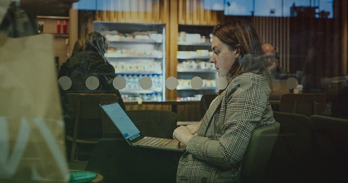 Dropshipping Karlılık Hesaplama 2026: Kârınızı Maksimize Edin! - woman calculating expenses spreadsheet digital tablet