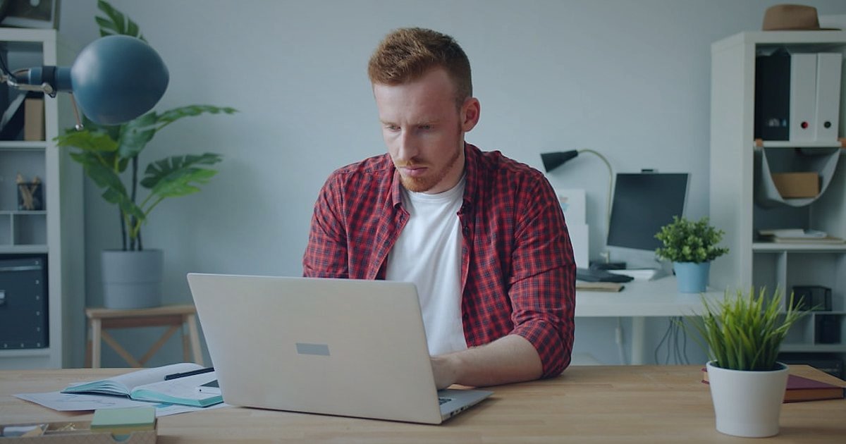 Dropshipping Karlılık Hesaplama 2026: Kârınızı Maksimize Edin! - person creating social media ad campaign on laptop