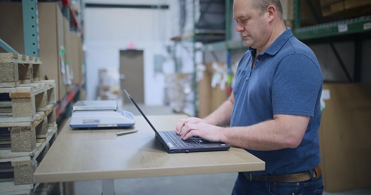 Dropshipping Karlılık Hesaplama 2026: Kârınızı Maksimize Edin! - customer service representative handling product return request