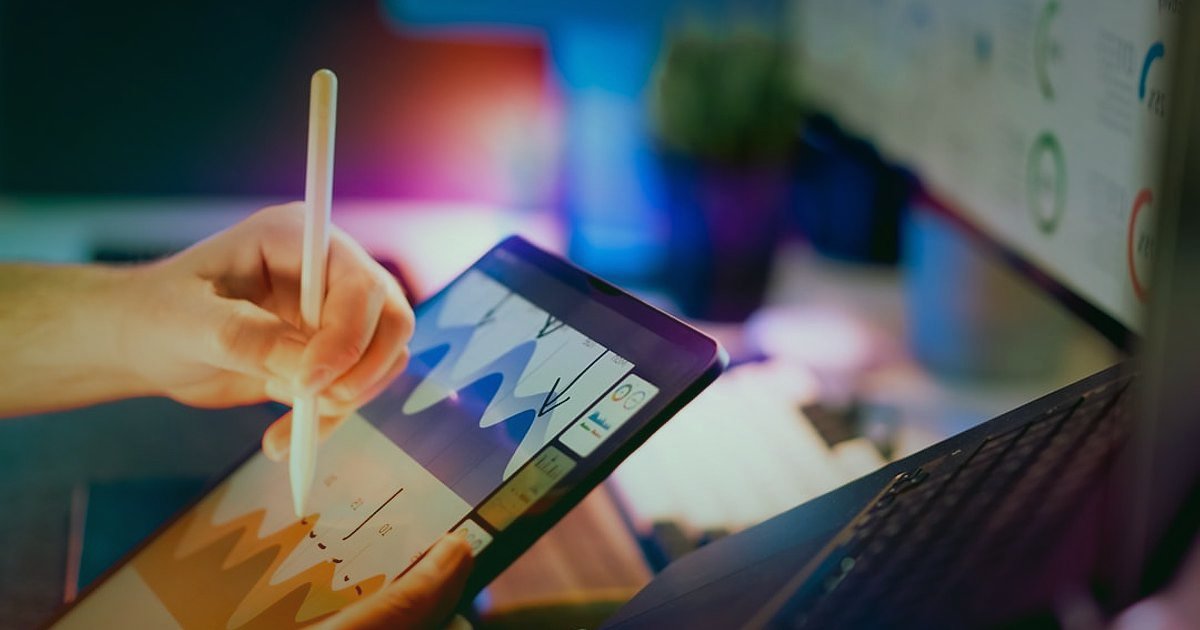 Dropshipping Karlılık Hesaplama 2026: Kârınızı Maksimize Edin! - person calculating expenses spreadsheet digital interface